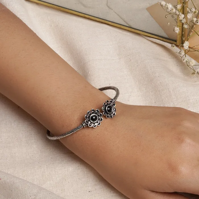 Bracelets Teejh Teejh Raavi Silver Oxidised Floral Bracelet