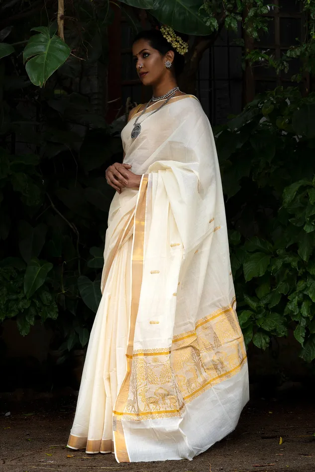 Teejh Rings Teejh Jaya White and Gold Kerala Cotton Kasavu Saree