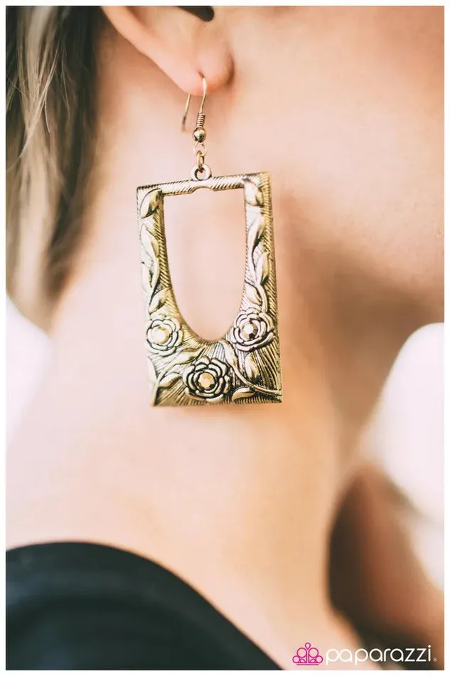 Earrings Paparazzi Jewelry Paparazzi Earring A Floral Frame of Mind Brass