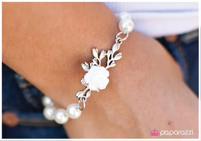 Paparazzi Jewelry Bracelets Paparazzi Bracelet Sugar and Spice White