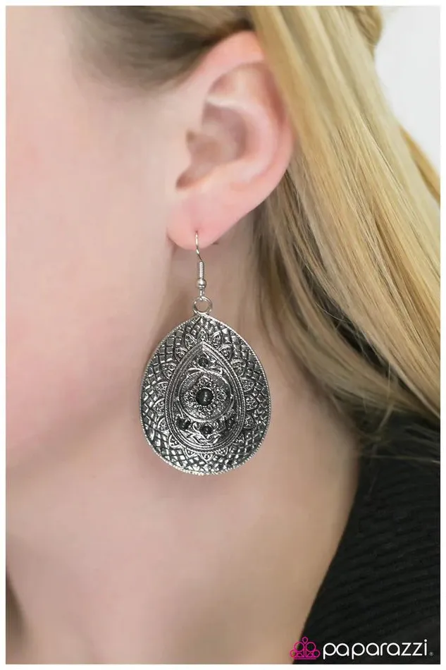 Paparazzi Jewelry Earrings Paparazzi Earring A Drop In The Bucket Silver