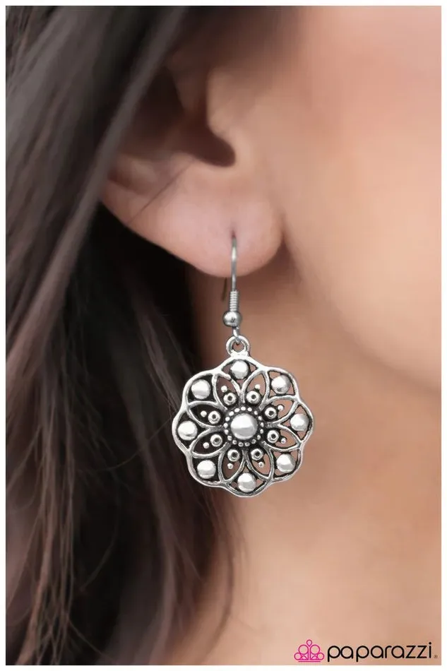 Paparazzi Jewelry Earrings Paparazzi Earring Summer Getaway Silver